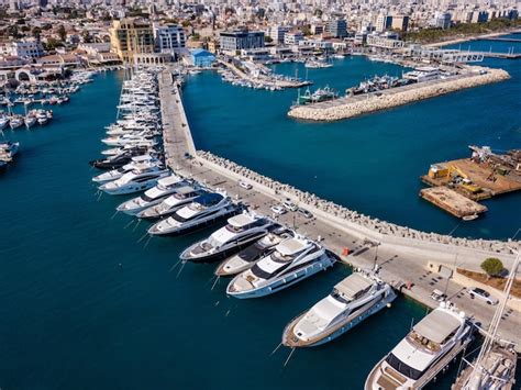 Vista Panorámica Aérea Del Puerto Deportivo Con Yates Y Veleros En El