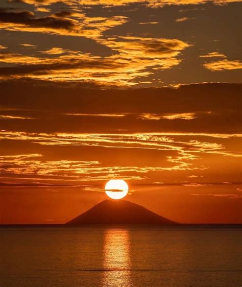 Il Sole Bacia Il Vulcano Di Stromboli Al Tramonto Tramonto Da