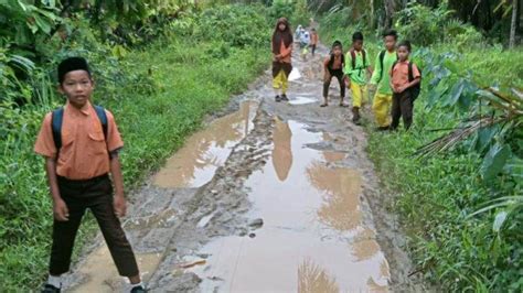 Jalan Penghubung Di Peunaron Rusak Murid SD Di Pedalaman Aceh Timur