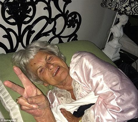 La extravagante abuela estadounidense que arrasa con sus fotografías en