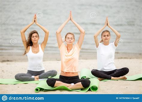 Trois Jeunes Filles Minces S Asseyent Dans Un Yoga Pose Avec Des Yeux