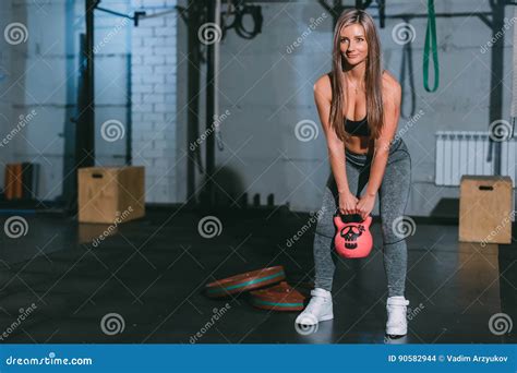 Crossfit Bella Ragazza Bionda Atletica Che Posa Con Le Teste Di Legno