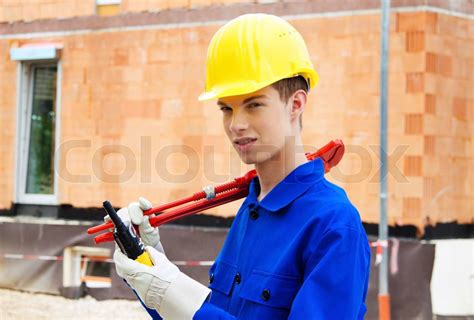 Auszubildende Bauarbeiter Auf Der Baustelle W Stock Bild Colourbox