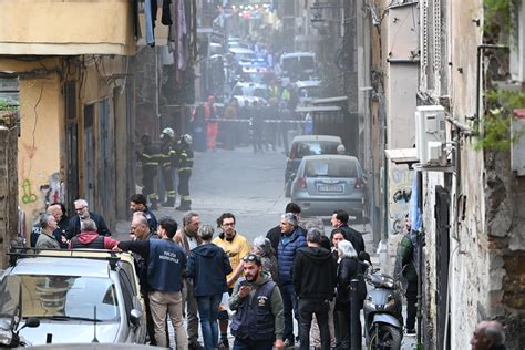 Paura A Napoli Crolla La Facciata Di Un Palazzo Dei Quartieri Spagnoli