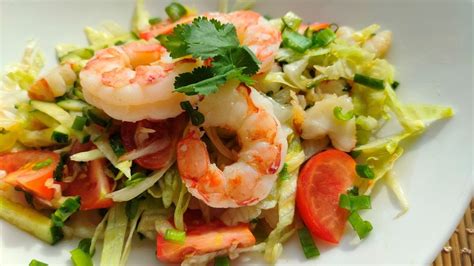 Быстрый и вкусный рецепт хрустящего салата с креветками на любой ...