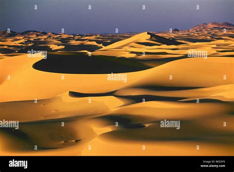 Niger Agadez Sand Dunes Of Temet In Sahara Desert Stock Photo Alamy