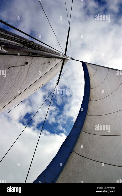 Ship Sails Overhead Hi Res Stock Photography And Images Alamy