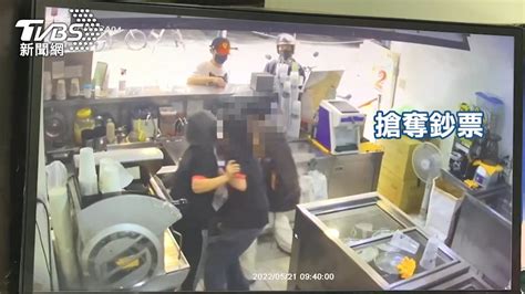 錢拿來！闖飲料店搶現金劫匪「遭撂倒壓制」 警火速到場│員工│搶劫│嫌犯│tvbs新聞網