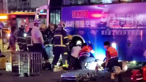 視線死角？ 北車前行人遭客運碰撞捲車底