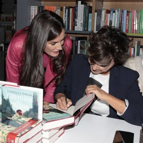 Sonsoles Ónega firmando su novela Las hijas de la criada a la Reina