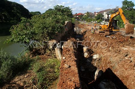 Pergerakan Tanah Di Bantaran Sungai Antara Foto