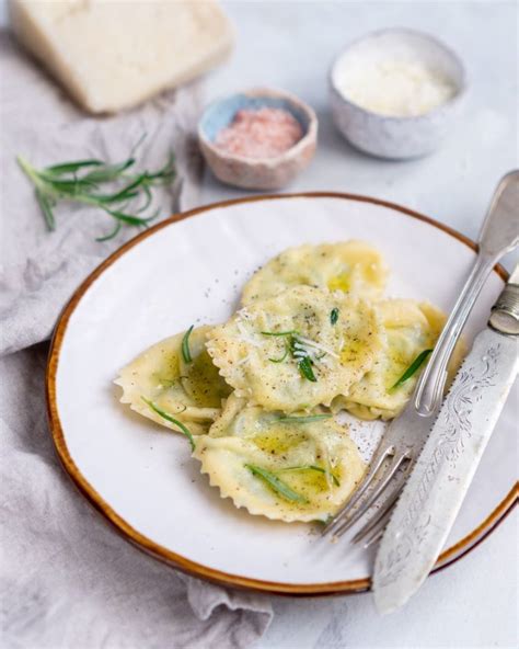 Ravioli Ze Szpinakiem I Ricott W Oska Kuchnia Fotografia Kulinarna