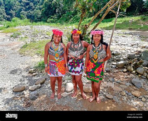 Indigenas Embera Ninas En Comunidad Indigena Embera Panama Santamaria