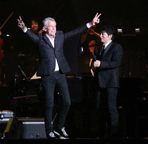 ＜aska ＆ David Fosterプレミアムコンサート2023＞共演を喜ぶデイヴィッド・フォスター（左）とaska （撮影・西川祐介