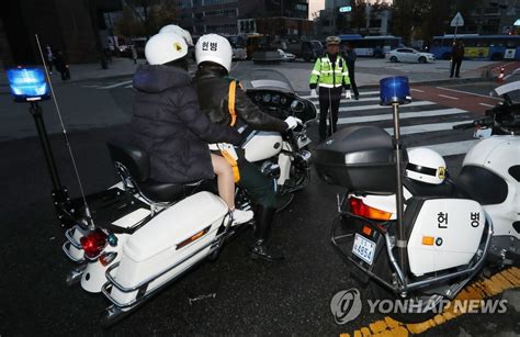 육군 8군단 수험생 긴급 수송·시험장 방역 지원 나서 연합뉴스