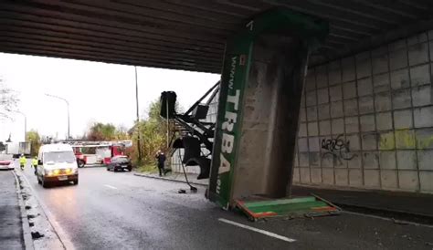 Mouscron La Benne Dun Camion Sencastre Sous Un Pont Avenue Mozart