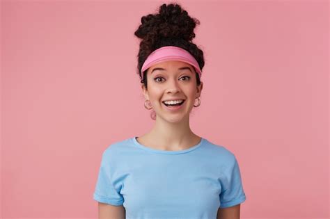 Menina Positiva Mulher Olhando Feliz Coque De Cabelo Encaracolado