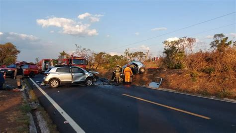 Batida Frontal Entre Dois Carros Deixa Seis Feridos E Dois Mortos Em