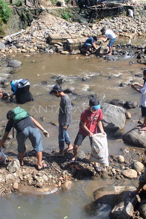 Bersihkan Sampah Sungai Ciliwung Antara Foto