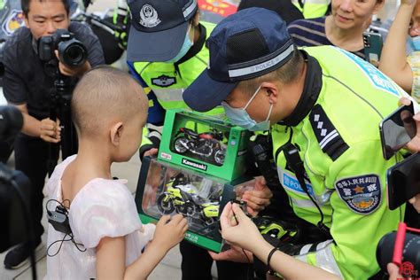 温暖泉城 济南交警为7岁患癌女童圆机车梦 记者直击 舜网新闻