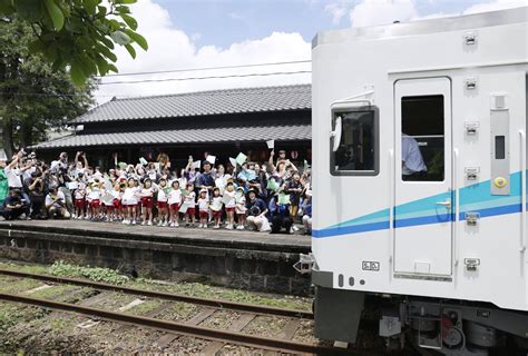 南阿蘇鉄道が全線の運転再開 熊本地震で被災し7年ぶり 高知新聞