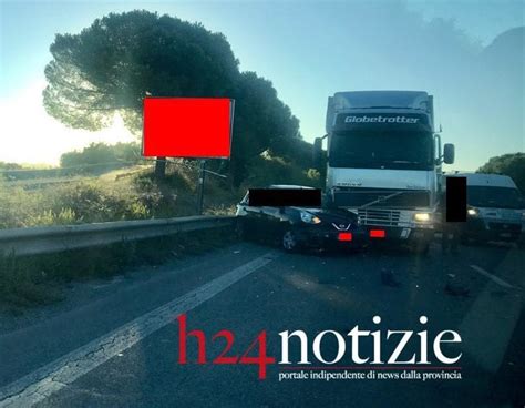 Incidente Sulla Pontina Tir Schiaccia Auto Contro Guardrail