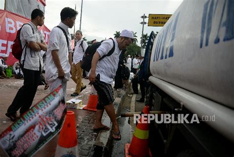 Peserta Aksi Mengambil Air Wudhu Dari Mobil Tangki Republika Online