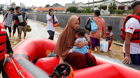 Las Inundaciones En Indonesia Dejan 53 Muertos Y Miles De Personas Sin