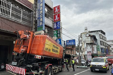 影／驚險一幕 彰化飼料車失控撞民宅 社會萬象 社會 聯合新聞網