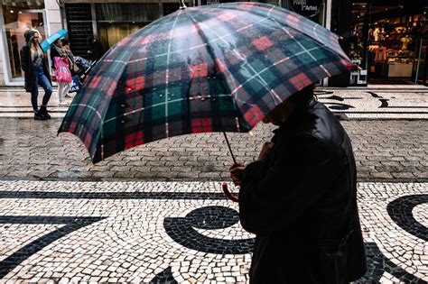 Dez Distritos Sob Aviso Amarelo Devido A Chuva E Trovoada