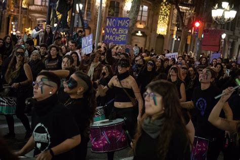 Unas 3 000 Personas Se Manifiestan En Barcelona Contra La Violencia