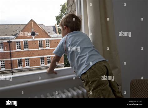 Jeune Gar On Enfant En Situation Dangereuse Risque De Tomber D Une