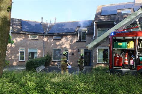 Brandweer Haalt Zwaargewonde Vrouw Uit Brandend Huis