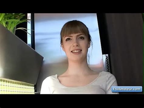 La sexy rubia amateur Alana juega con sus tetas naturales y se folla con los dedos su coño