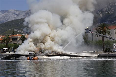 Slobodna Dalmacija Nove Fotografije Zatvorena Je Riva Makarski