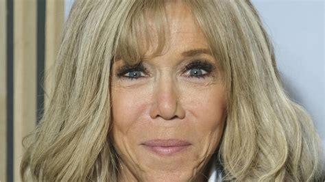 VOICI Brigitte Macron visée par des rumeurs transphobes pourquoi la