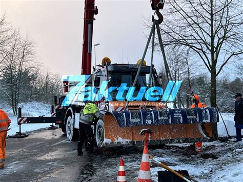 Streufahrzeug Kippt Auf Glatter Stra E Um Fahrer Leicht Verletzt