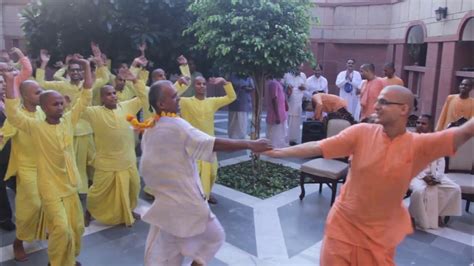 Iskcon Delhi Devotees Dancing On Hare Krishna Mahamantra Kirtan Youtube