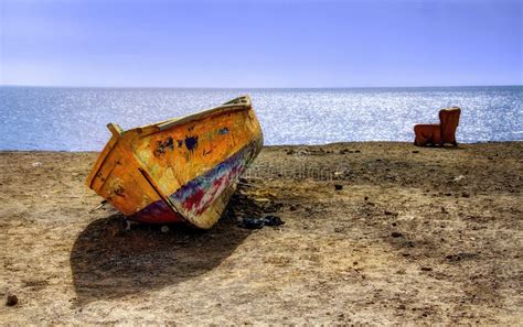 Bateau Et Chaise Longue Sur Le Rivage Au Pouerto Puerto De Mogan Sur La