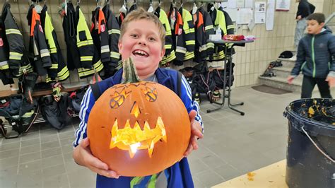 Action Auftakt K Rbisschnitzen Und Realeinsatz Bei Der Kinderfeuerwehr