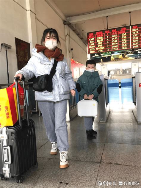 春运首日，泰山站客流平稳有序人潮旅客铁路