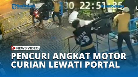 VIDEO Viral Aksi Nekat Dua Pencuri Angkat Motor Curian Lewati Portal