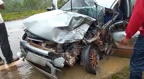 Motorista de carro fica pé preso nas ferragens após colidir