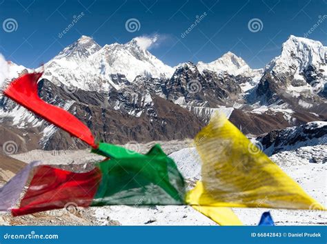 El Monte Everest Con Las Banderas Budistas Del Rezo Imagen De Archivo