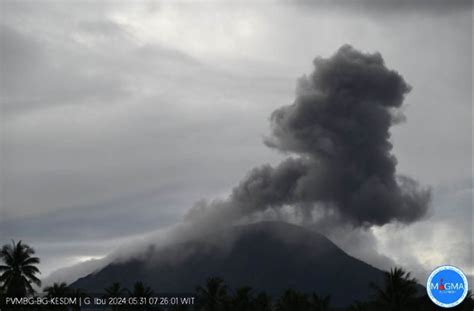 Gunung Ibu Meletus Semburkan Abu Vulkanik Setinggi Meter