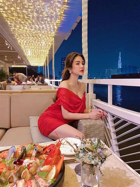 Diệp Lâm Anh khoe vóc dáng gợi cảm với bikini sau hơn tháng sinh con cho chồng thiếu gia
