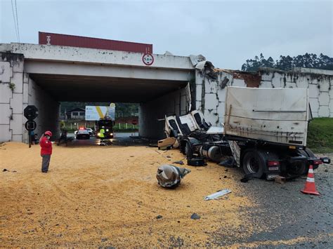 Carreta Colide Contra Carro Cai De Viaduto E Congestiona Br Em Penha