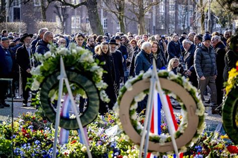 Honderden Mensen Bijeen Voor Herdenking Holocaust In Amsterdam Ditjes