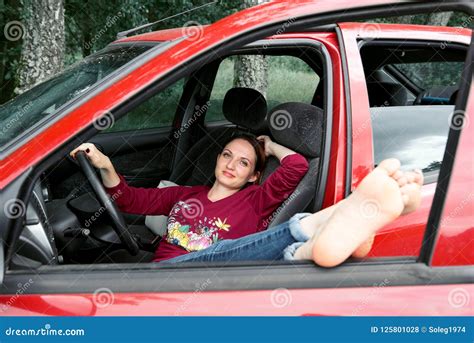 El Conductor De La Mujer Joven Que Descansaba En Un Coche Rojo Puso