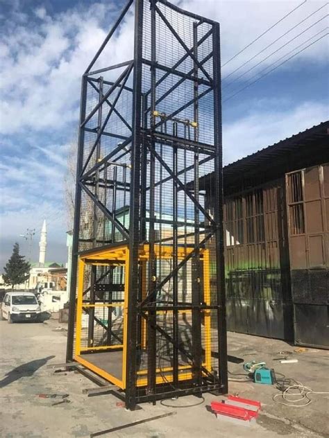 40 Feet Hydraulic Goods Lift Capacity 4 Ton Maximum Height 500 Mm